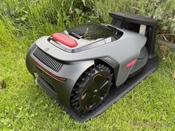充电站中的 Mova LiDAX Ultra 1200