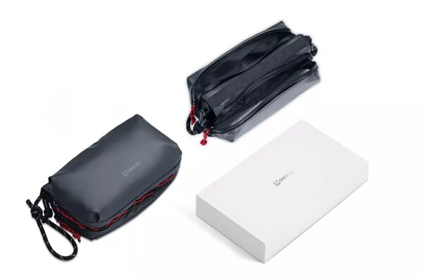 OnePlus 斜挎包有多个隔层。(图片来源：OnePlus）