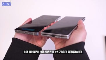 三星Galaxy Z Fold 7 与Galaxy S25 Ultra。(图片来源：TheSinza，Youtube）