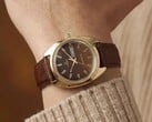 Timex Q 1978 Day and Date,配有棕色烟熏渐变表盘和金色表壳,搭配棕色皮革表带,佩戴于腕间。