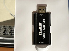 即将从白色塑料内包装中取出的适配器（图片来源：ZachemKupil on MySKU，经过裁剪，颜色正常化）