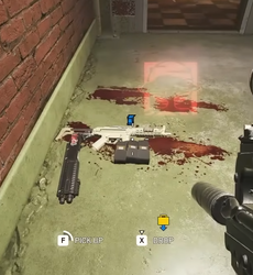 从 OSP 小袋中获取的物品可由 Snake 在拾取前进行更改。(图片来源：育碧）