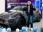 新款 Model Y 正在交付给客户（图片来源：特斯拉）