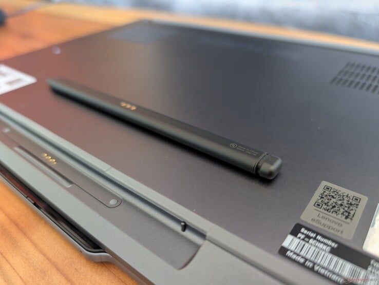 不过，Slim Pen 2 采用更纤薄的矩形设计，因此与 Surface Pen 等较粗的触控笔相比，握持起来更不方便。