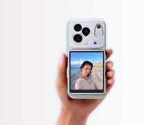 配备 Snap Screen 配件和磁吸保护壳的 Vivo X500。