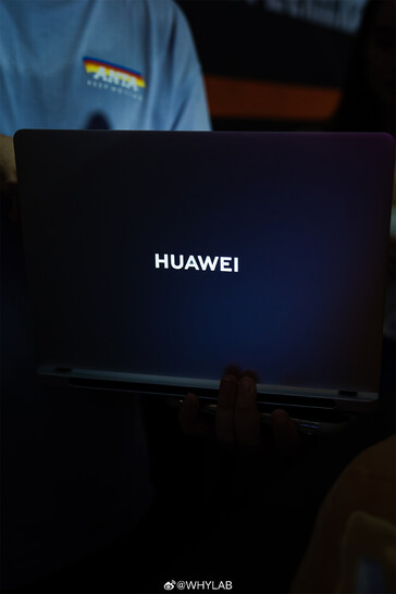 带有发光徽标的背板（图片来源：WHYLAB 微博）