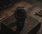 图中所示为全黑款卡西欧G-Shock DW-5600UMC26-1DR联名款手表。
