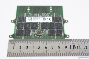 一个128GB CAMM模块的正面