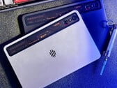 下一代 RedMagic 游戏平板电脑不会与 11S Pro 系列同时发布。图：RedMagic Nova 两种颜色的宣传图。