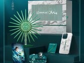 联名礼盒内含五件收藏品，主打的是一款通过磁吸固定手机的可旋转金属支架。