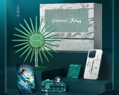 联名礼盒内含五件收藏品,主打的是一款通过磁吸固定手机的可旋转金属支架。