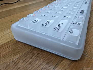 键盘台面的周边是凸起的，这使得清洁按键之间更加困难。