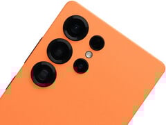 三星可能也不会提供黑色配色的Galaxy S26 Ultra。图为采用 Dbrand 宇宙橙皮肤的 S25 Ultra。(图片来源：Dbrand）