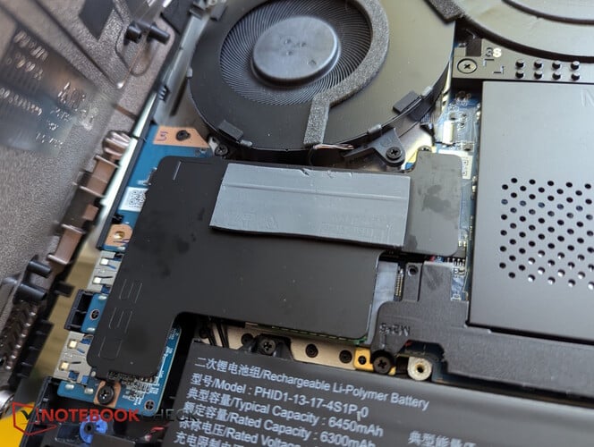 带接触垫的 XMG 冷却板用螺钉固定在机箱上