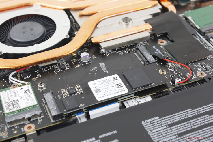 该型号最多支持两个 M.2 2280 SSD。请注意，一个插槽是 PCIe5 x4，而另一个是 PCIe4 x4，因此它们并不完全相同