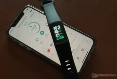 Fitbit Charge 5已经推出近两年了。 图片来源：Notebookcheck