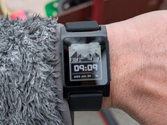 运行雷诺 Weather Land 手表界面的 Pebble Core 2 Duo 智能手表。(图片来源：Eric Migicovsky 博客）
