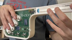 处于演奏位置的 Stradex1 的图像（图片来源：Brady Y. Lin；已裁剪）