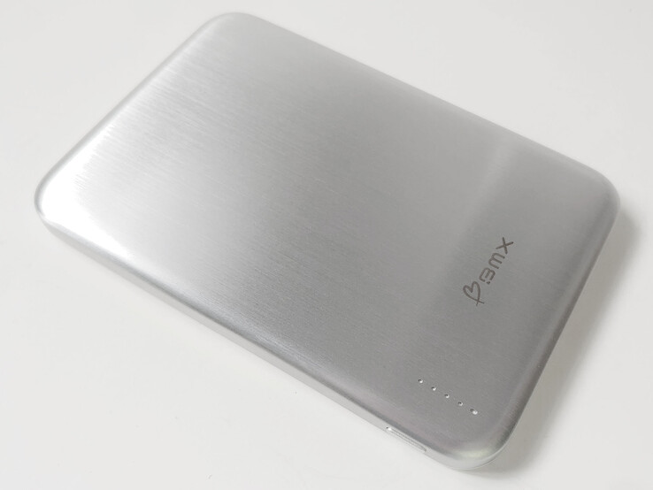 BMW SolidSafe Air Titanium 5K Qi2 无线磁性移动电源。