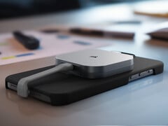 EX300U 的起价为 99.99 美元。图：连接在 iPhone 背面的便携式固态硬盘。(图片来源：海盗船）
