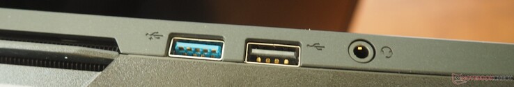 左：USB-A 3.2 Gen 1、USB 2.0、3.5 毫米组合音频插孔