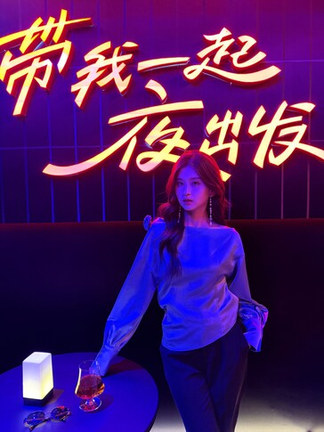 在这张照片中，iPhone 16 Pro Max 的色彩看起来略有偏差。
