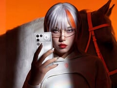 11 Air 将于 2026 年 1 月 20 日推出。图：一位女士手持极光银色机型。(图片来源：RedMagic）