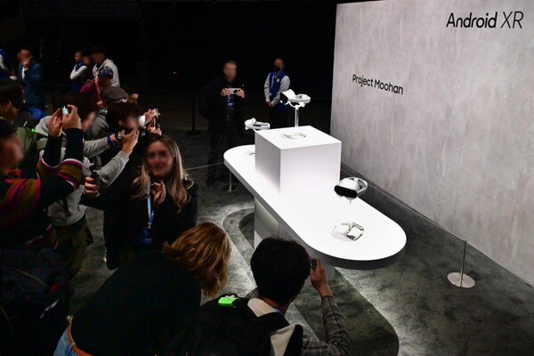 三星的 Project Muhan 耳机在Galaxy Unpacked 上展出。（图片来源：三星）