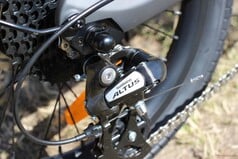 该车配备了Shimano Altus变速器