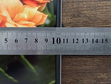 非常窄的侧面边框