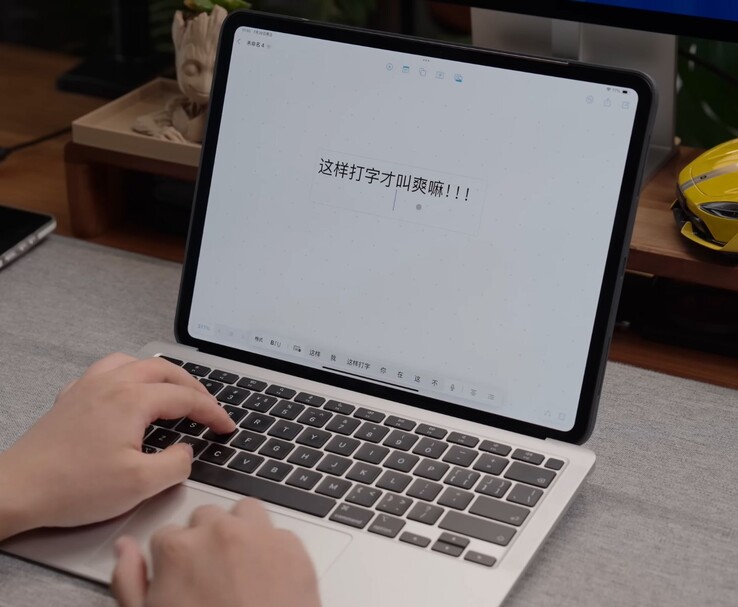 用于控制 iPad 的 iPadBook 和 MacBook Air 键盘和触摸板特写。(图片来源：舒灿ShuCanTech via YouTube）