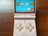 Miyoo Mini Flip 的 d-pad 似乎比普通 Miyoo Flip 小，但 ABXY 按钮大小相同。(图片来源：GameboyJuntaro - 已编辑）