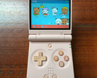 Miyoo Mini Flip 的 d-pad 似乎比普通 Miyoo Flip 小，但 ABXY 按钮大小相同。(图片来源：GameboyJuntaro - 已编辑）