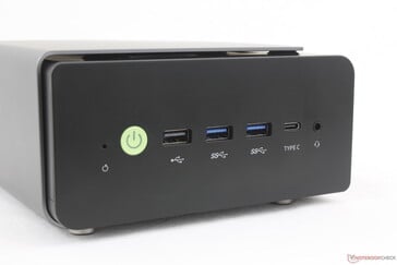 前部CMOS、电源按钮、USB-A 2.0、2x USB-A 3.2 Gen.2、USB-C w/ DisplayPort + Power Delivery、3.5 毫米耳机