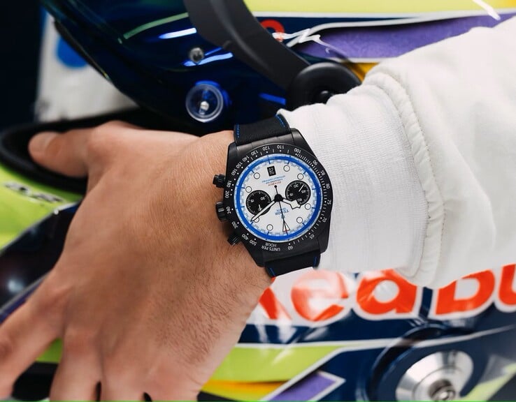 帝舵表 Black Bay Chrono Carbon 25 潜水计时码表提供 70 小时动力储备（图片来源：帝舵表）