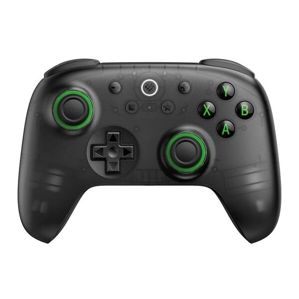 半透明黑色的 8BitDo Ultimate 2C Wireless 具有绿色操纵杆环和 ABXY 按钮。(图片来源：8BitDo）