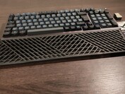 腕托由舒适的橡胶制成,但无法固定。(图片来源:Notebookcheck)