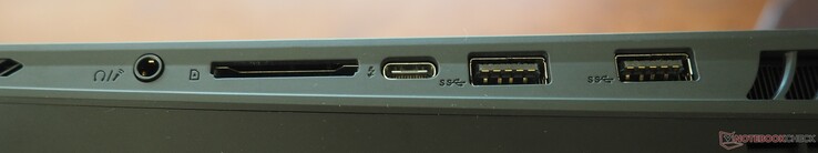 右侧：3.5 毫米音频组合、SD 读卡器、Thunderbolt 4（DP 1.4、PD 3.0）、2x USB-A 3.2 Gen 2