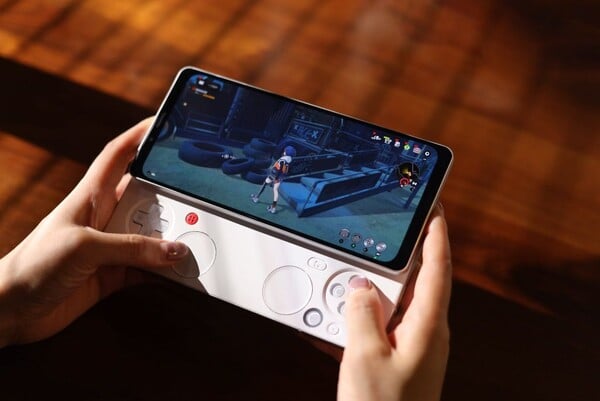 Ayaneo Pocket Play 的上下边框都很厚(图片来源:Ayaneo)