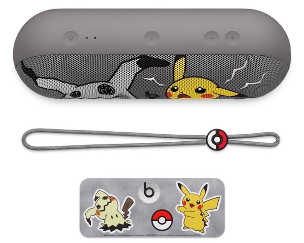 Pokémon x Beats Pill 随附挂绳和挂饰。