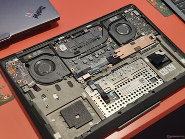 通过底盖仍可进入冷却系统和电池（图片来源：Benjamin Herzig）