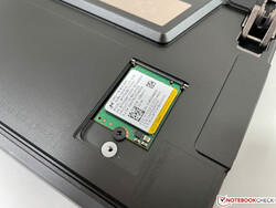 紧凑的M.2-2230 SSD可以被替换。