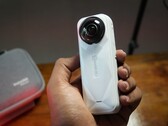 Insta360 X5 缎白限量版（图片来源：Abhinav Fating/Notebookcheck）
