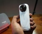 Insta360 X5 缎白限量版(图片来源:Abhinav Fating/Notebookcheck)