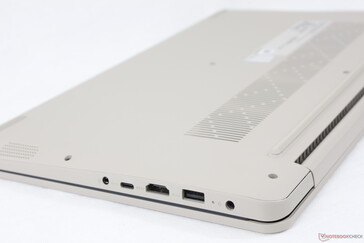 底板是哑光的粗糙塑料，以对比更光滑和更有光泽的拉丝铝键盘甲板和外盖。