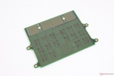 一个128GB CAMM模块的背面。如果需要的话，可以在背面添加更多的DRAM IC。