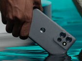 摩托罗拉 Edge 50 具有 MIL-810-STD 防水等级。(图片来源：摩托罗拉）