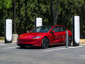 超级充电站中的特斯拉 Model 3。(图片来源：特斯拉）