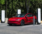 超级充电站中的特斯拉 Model 3。(图片来源：特斯拉）