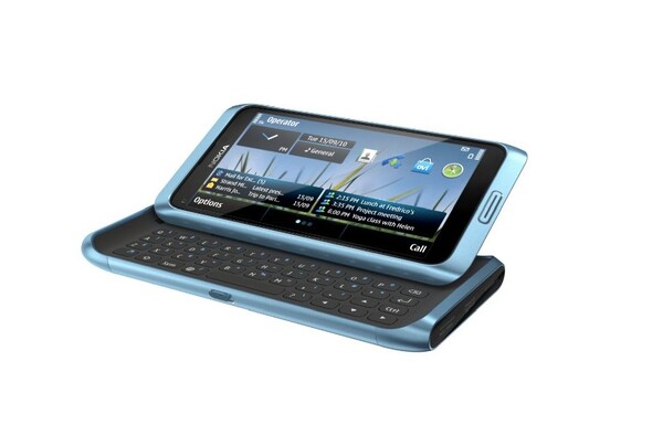 诺基亚 E7 采用 Symbian^3 操作系统，但已升级至诺基亚 Belle 操作系统。(图片来源：诺基亚通过 Facebook）